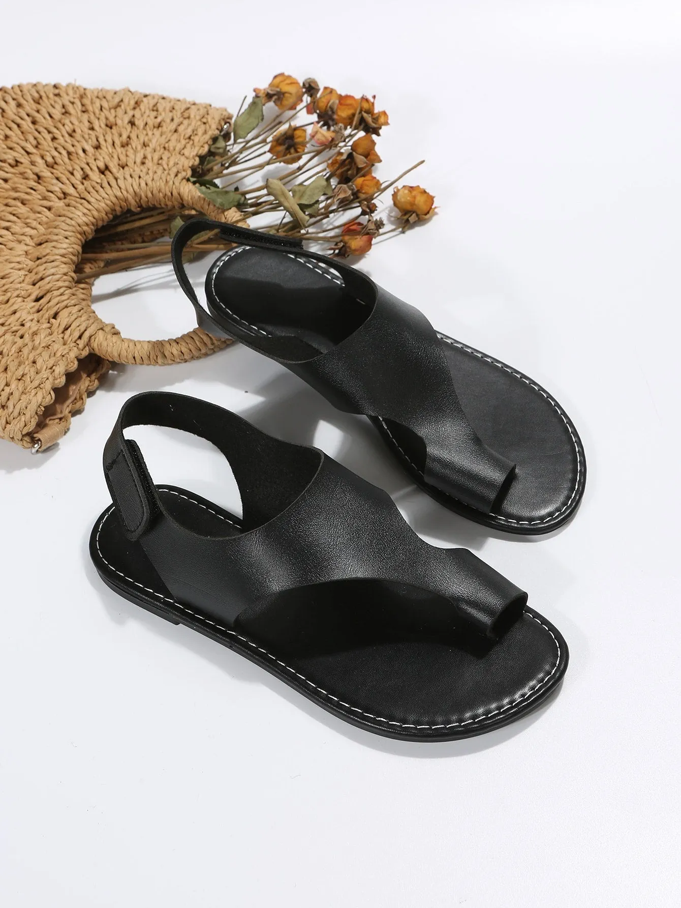 Women Hook-and-loop Fastener Toe Ring Flat Sandals, Fashionable Black Thong Sandals For Summer