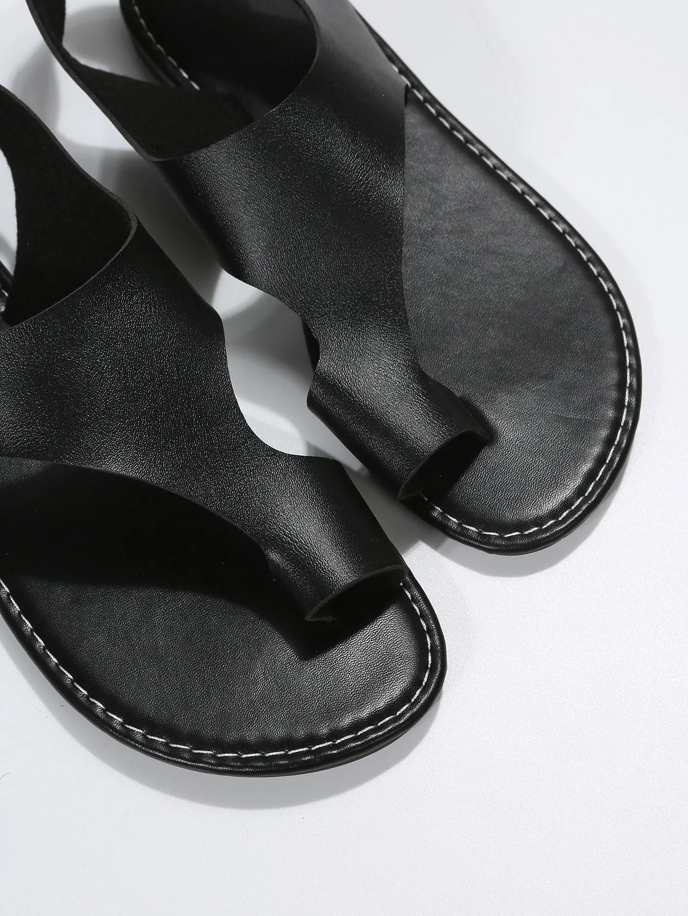 Women Hook-and-loop Fastener Toe Ring Flat Sandals, Fashionable Black Thong Sandals For Summer