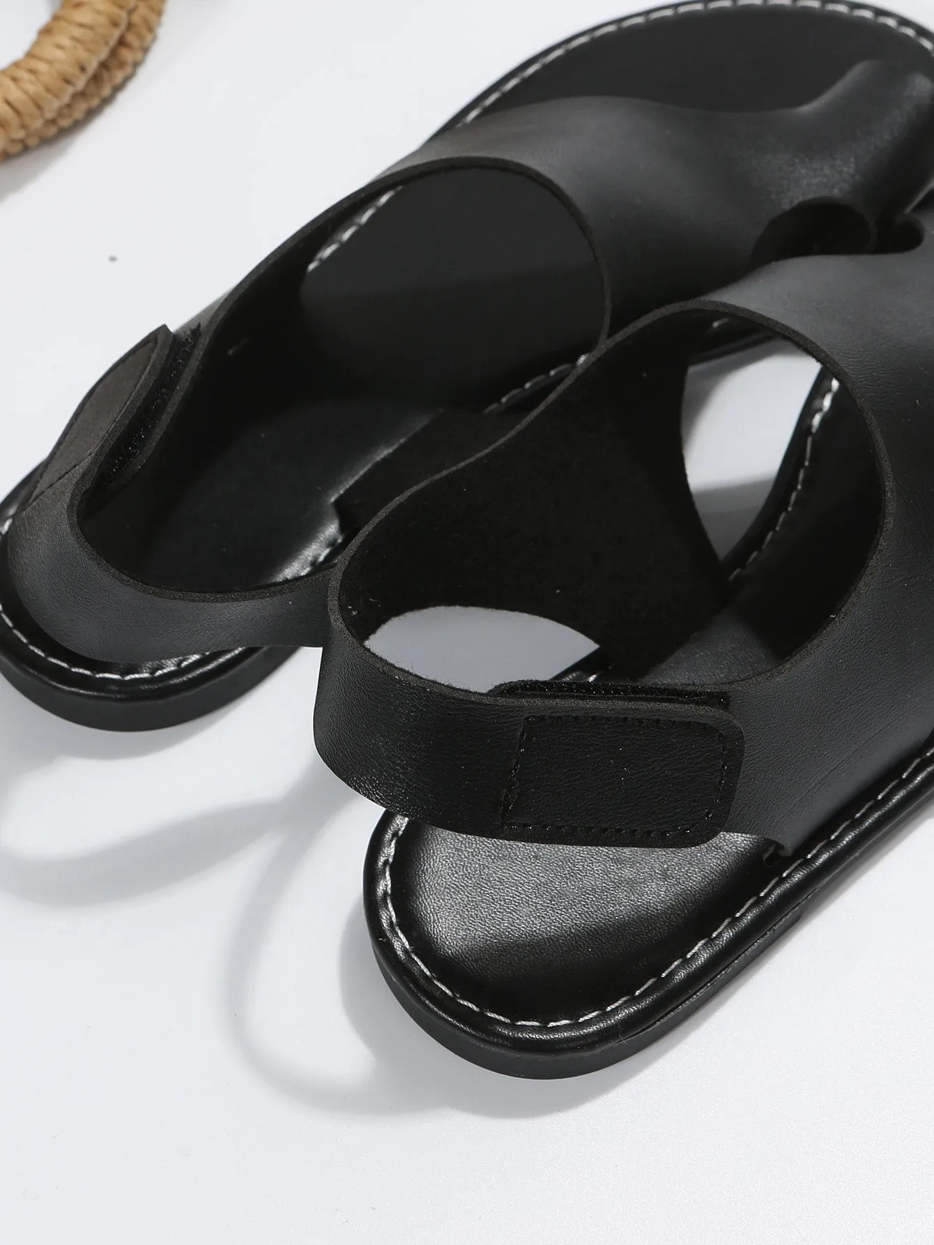 Women Hook-and-loop Fastener Toe Ring Flat Sandals, Fashionable Black Thong Sandals For Summer