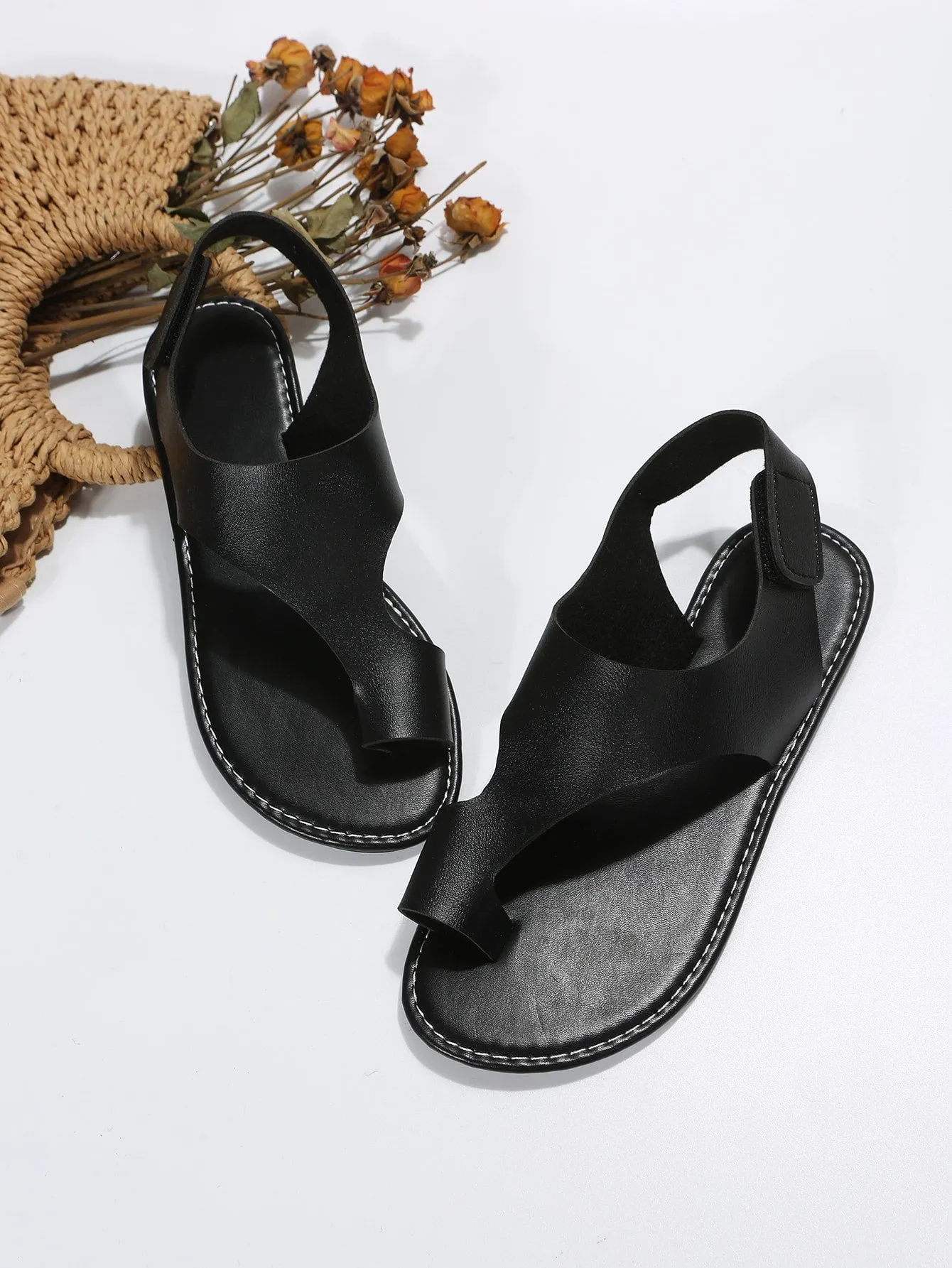 Women Hook-and-loop Fastener Toe Ring Flat Sandals, Fashionable Black Thong Sandals For Summer